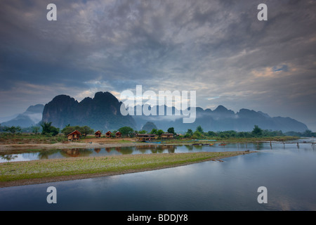La rivière Nam Song à Vang Vieng, Laos Banque D'Images