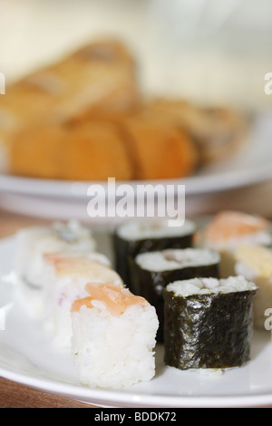 Akashi avec scotch sushi rolls saucisses et œufs Banque D'Images