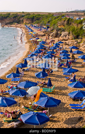 Vacances à la plage. Les vacanciers à bronzer sur une plage Ammes sur la Méditerranée grecque île de Céphalonie, Grèce GR Banque D'Images