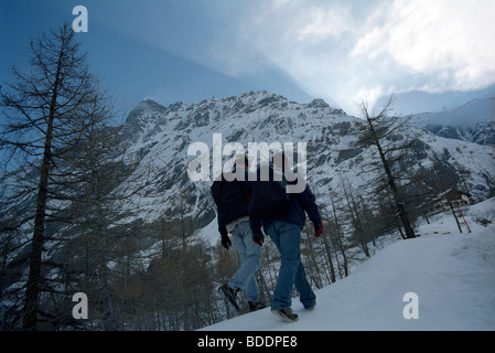 Une paire de cavaliers de base avec des parachutes dans des sacs de randonnée jusqu'à l'arrimage d'un barrage dans les Alpes Suisses Banque D'Images