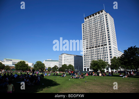 La Coquille Centre à Jubilee Gardens, Waterloo, London. Ce bâtiment fédéral à la plane sur le parc, un lieu de rassemblement. Banque D'Images