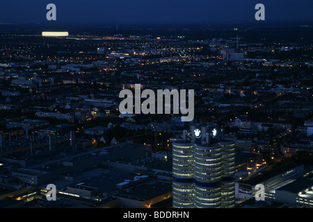 Le bâtiment du siège de BMW et dans la distance que le stade de football du FC Bayern pendant la nuit. Munich, Allemagne. Banque D'Images