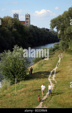 Le fleuve Isar, passant par Munich, Allemagne Banque D'Images