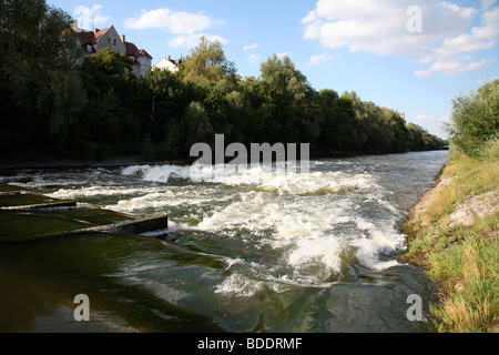 Le fleuve Isar, passant par Munich, Allemagne Banque D'Images