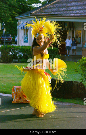 Young Hawaiian woman dancing le otea Tahiti à Po'uip Shopping Village Kaua'i HI Banque D'Images