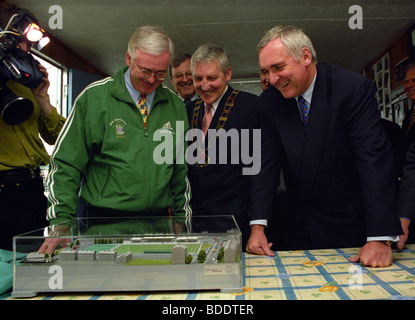 Bertie Ahern le visitits Raison Carlisle à Bray, comté de Wicklow, en campagne électorale, c'est visite. Banque D'Images