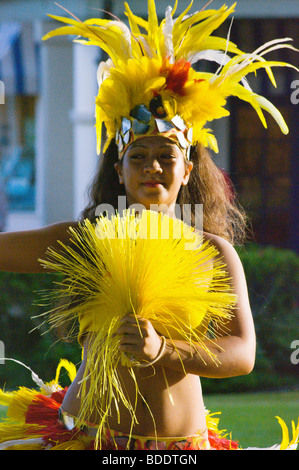 Young Hawaiian woman dancing le otea Tahiti à Po'uip Shopping Village Kaua'i HI Banque D'Images