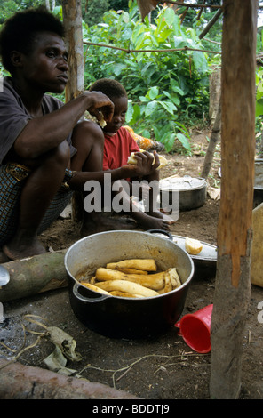 Une mère et l'enfant pygmée Baka dans un village éloigné dans la forêt tropicale à la frontière du Gabon et du Congo, en Afrique centrale. Banque D'Images