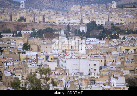 Des milliers d'antennes paraboliques dot les toits de résidences dans la ville de Fes, Maroc. Banque D'Images