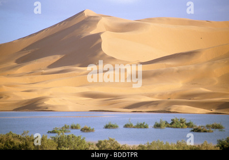 Des grandes dunes de l'Erg Chebbi, Merzouga, dans le désert du Sahara du sud marocain. Banque D'Images