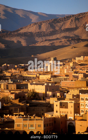 La ville de Boumalne du Dadès sur les pentes inférieures des montagnes de l'Atlas dans le sud du Maroc. Banque D'Images