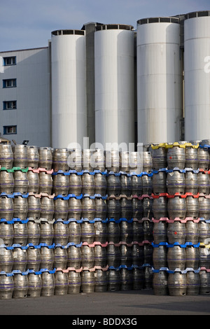 Les fûts de bière empilées à l'extérieur de la Carlsberg/Tetley's Brewery à Leeds Banque D'Images