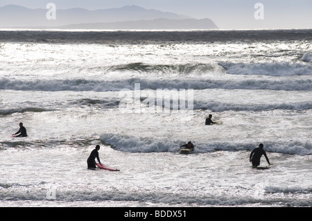 Les surfeurs débutants appréciant les rouleaux de l'Atlantique sur Carrowniskey Beach près de Kenmare, dans le comté de Mayo, Irlande Banque D'Images