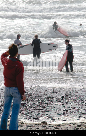 Les surfeurs débutants appréciant les rouleaux de l'Atlantique sur Carrowniskey Beach près de Kenmare, dans le comté de Mayo, Irlande Banque D'Images