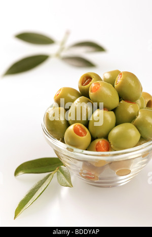 Olives vertes farcies au piment Banque D'Images