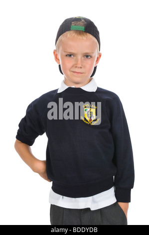 Portrait d'un jeune caucasien blond garçon de 5 ans dans sa première année à l'école avec son nouvel uniforme. Banque D'Images