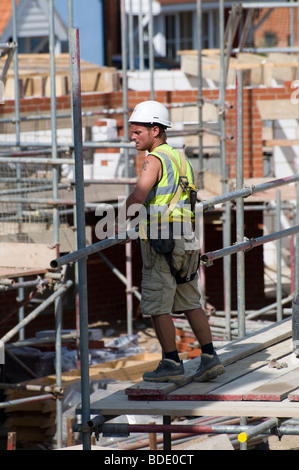 La construction d'un site de construction d'échafaudage travailleur sur un chantier dans le Suffolk, Angleterre Banque D'Images