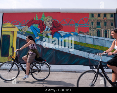 Repeint récemment murale sur mur de Berlin à l'East Side Gallery à Berlin Allemagne Banque D'Images