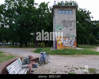 Un tour de garde d'origine de l'ancien mur de Berlin à kreuzberg Berlin Banque D'Images