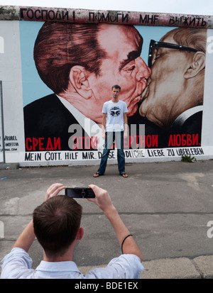 Mur de Berlin - repeint peinture appelé le baiser par Dmitry Vrubel sur mur de Berlin à l'East Side Gallery à Berlin Banque D'Images