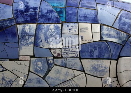 L'Irlande du Nord, Belfast, Donegall Quay, le gros poisson Sculpture par John gentillesse. Banque D'Images