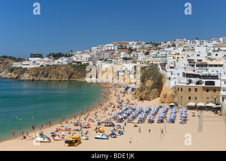 Portugal Albufeira ville et à la plage en été Banque D'Images