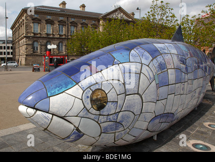 L'Irlande du Nord, Belfast, Donegall Quay, le gros poisson Sculpture par John gentillesse. Banque D'Images