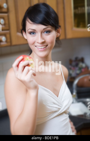 Portrait de jeune femme de manger une pomme Banque D'Images