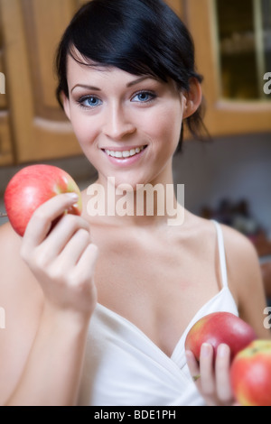 Portrait de jeune femme de manger une pomme Banque D'Images