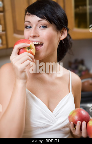 Portrait de jeune femme de manger une pomme Banque D'Images