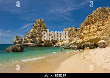 Le Portugal, l'Algarve, Praia da Marinha, près de Armacao de Pera Banque D'Images