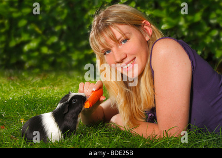 Alimentation Femme Cochon à la carotte Banque D'Images