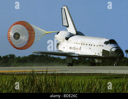 L'atterrissage de la navette spatiale avec goulotte glisser déployé. Banque D'Images