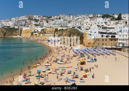 Portugal Albufeira ville et à la plage en été Banque D'Images