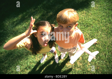 Les enfants faire des grimaces. Banque D'Images