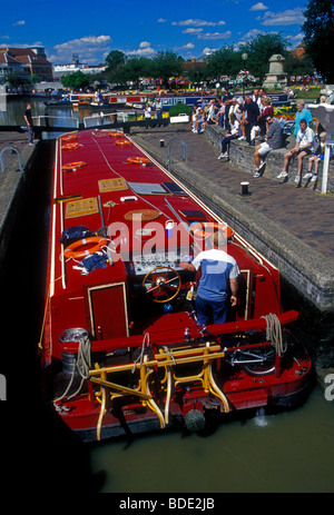 Riverboat le long de la rivière Avon ville de Stratford-upon-Avon dans le Warwickshire County angleterre Europe Banque D'Images