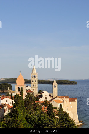 Vue de la ville de Rab avec Bell Towers (Campaniles) de St Justine's Church, la cathédrale St Mary et St Andrew's Monastery, Croatie Banque D'Images