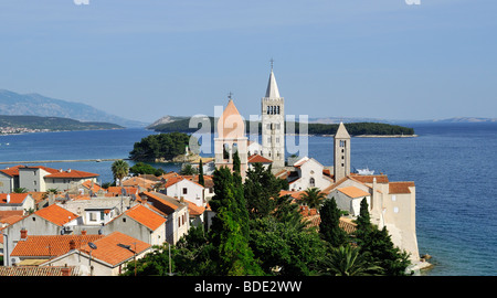 Vue de la ville de Rab avec Bell Towers (Campaniles) de St Justine's Church, la cathédrale St Mary et St Andrew's Monastery, Croatie Banque D'Images