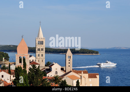 Vue de la ville de Rab avec Bell Towers (Campaniles) de St Justine's Church, la cathédrale St Mary et St Andrew's Monastery, Croatie Banque D'Images