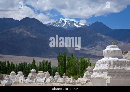 Stok Kangri stupas et montagne. Shey. Près de Leh. Ladakh. L'Inde Banque D'Images