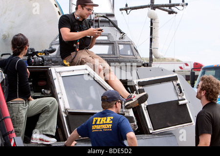 Les chasseurs de tempête et Discovery Channel vidéographes pour le spectacle 'Storm Chasers' chat autour de la tornade d'intercepter le véhicule 2 Banque D'Images