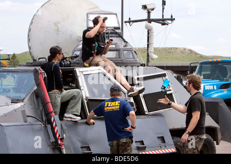 Les chasseurs de tempête et Discovery Channel vidéographes pour le spectacle 'Storm Chasers' chat autour de la tornade d'intercepter le véhicule 2 Banque D'Images