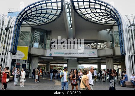 Paris, France, scène de rue, piétons 'les Halles' 'le Forum des Halles' extérieur (architecte : C. Vasconi) (détruit en 2012) photo vintage Banque D'Images