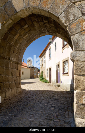 Portugal Beira Alta, Castelo Mendo village vue par l'entrée dans l'enceinte médiévale de arch Banque D'Images