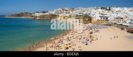 Portugal Albufeira ville et à la plage en été Banque D'Images