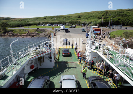 Les voitures et les passagers débarquent d'un ferry de Calmac sur Great Cumbrae pour se rendre à Millport après avoir naviguant depuis la ville de Largs, dans le nord de l'Ayrshire, en Écosse, au Royaume-Uni Banque D'Images