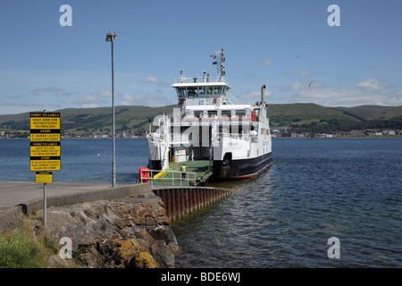 CalMac Ferry MV Loch Shira sur la cale à Great Cumbrae après avoir voyagé de Largs, Écosse, Royaume-Uni Banque D'Images