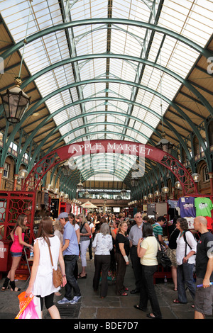 Foules shopping pour l'artisanat et des antiquités au sein du marché apple Covent garden london uk Banque D'Images