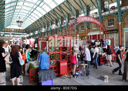 Foules shopping pour l'artisanat et des antiquités au sein du marché apple Covent garden london uk Banque D'Images