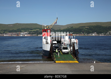 CalMac Ferry sur la grande cale Cumbrae transportant des passagers et des véhicules pour la ville de Millport après avoir naviguant de Largs, North Ayrshire, Écosse, Royaume-Uni Banque D'Images